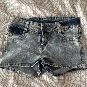 Lågmidjade jeansshorts  - Snygga jeansshorts i blå denim och Lågmidjade. De är sydda med en ljusrosa söm med det syns inte så tydligt på bilderna. Köp helst inte direkt utan till mig.