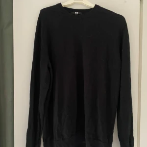 Svart tröja från Uniqlo - Säljer en stilren svart tröja från Uniqlo. Sitter som M✨