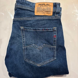Replay ROCCO - Snygga blå jeans från Replay i modellen Rocco Märket. Jeansen är inte använda utan har mest legat i min garderob. Storlek W33/L30