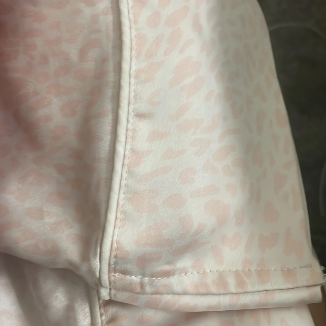 Ljusrosa pyjamas med leopardmönster - 2