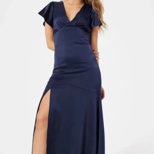 Balklänning - Mörkblå långklänning med v-ringning och slits vid ena benet! Perfekt inför bal eller liknande💕💕prislapp kvar o helt oanvänd! 