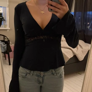 Mörkblå långärmad topp med spetsdetalj - Snygg mörkblå långärmad topp med v-ringning och spetsdetalj under bysten. Köptes för 300kr på Gina💓