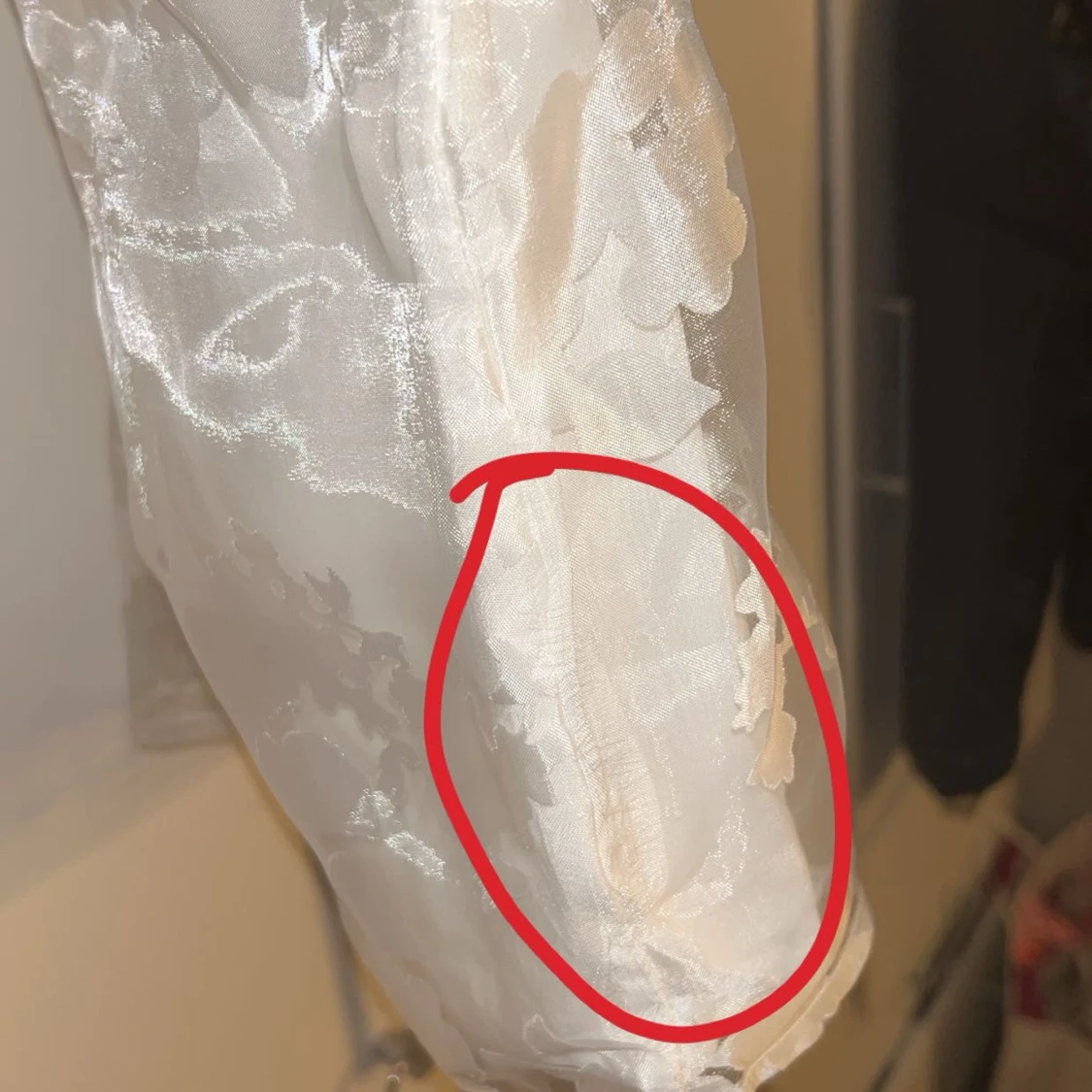 Vit kortklänning med puffärmar (STUDNETKLÄNNING)  - 92