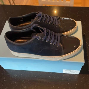 Blå Lanvins i ny skick.  - Storlek 42 passar 43 (jag har det). Skick 9/10. Använts fåtalet gånger