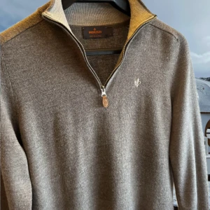Fet Morris tröja i xs - Snygg beige tröja från Morris i 100% merinoull. Tröjan har en halv dragkedja och en liten broderad logotyp på bröstet. Perfekt för kyligare dagar med sin mjuka och bekväma passform. Sitter ungefär som xs kanske lite mindre! Har krympt i tvätten 