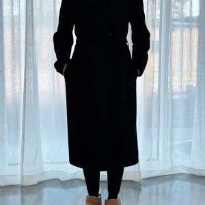 Svart kappa med bälte - Elegant svart kappa med bälte som ger en stilren look. Ullrock/kappa 🖤