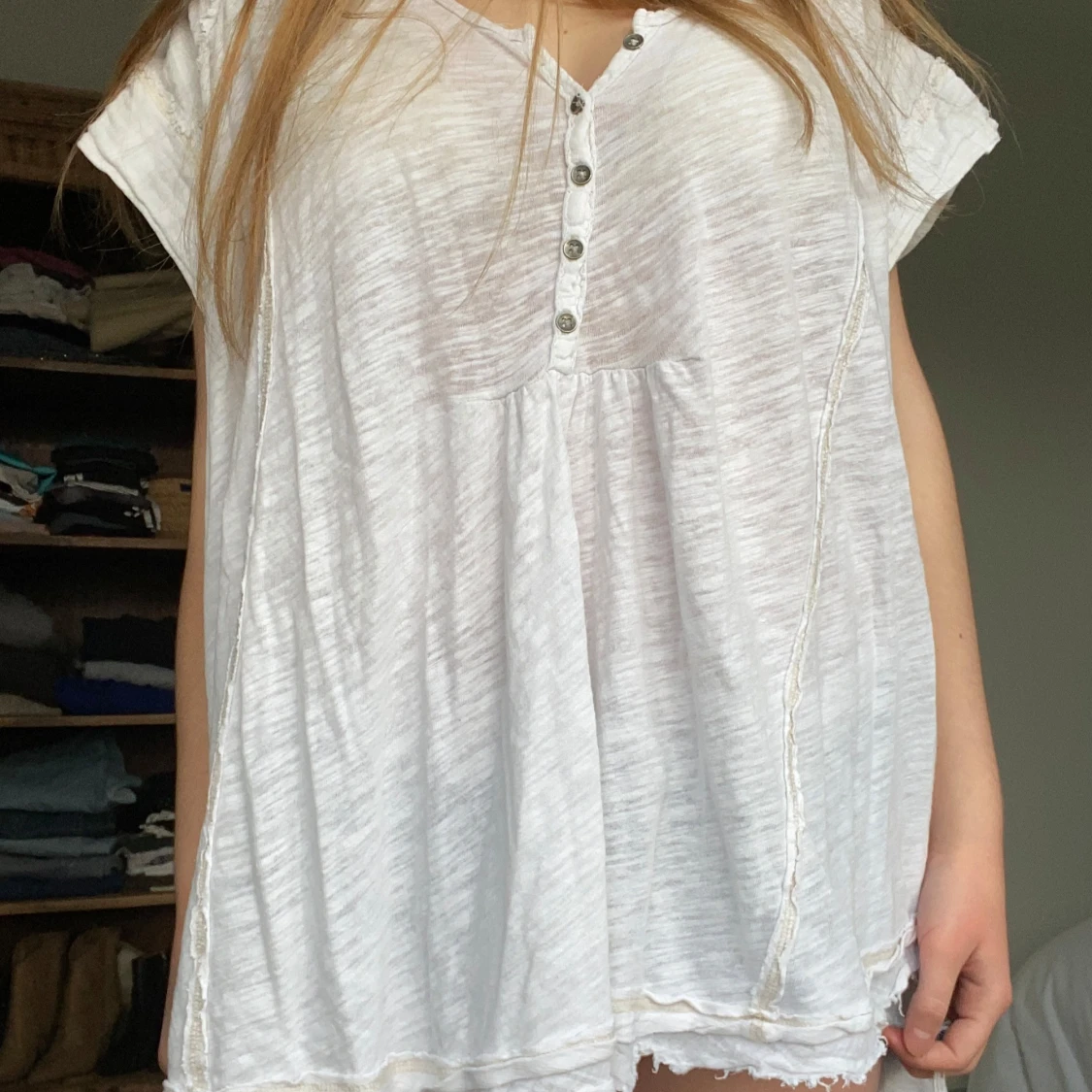 Vit blus med knappar - 2