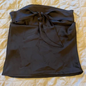 Fest topp - Väldigt fin topp från Gina tricot. Aldrig använt just för att den var för liten för mig💕