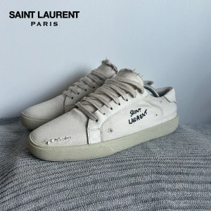 YSL sl/06 - Riktigt snygga YSL sl/06 i tyg vilket gör dem väldigt ovanliga | nypris 7200kr vid snabb affär 3300! | skick 7/10 utseendemässigt 8/10 | box, äkthetskort, dustbag medkommer såklart l dem e även självklart äkta kvitto finns!