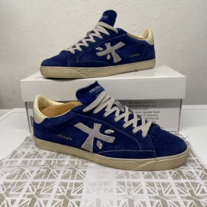 Premiata skor - Ett par grymma Premiata skor i mocka, storlek passar 42-43, skick är 9/10, priset kan diskuteras. Box, kvitto mm följer med ;)