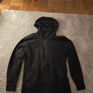 Cp company - Säljer den för jag inte använder den längre. Hoodien är i storlek s, kan tänkas byten annat av intresse. pris är ej spikat, kan diskuteras. Mvh