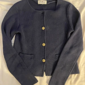 Kofta - Gullig kofta som saknar knapp längst upp, men syns inte jätte mycket. Den är i storlek XS men skulle passa någon med storlek xs-m.