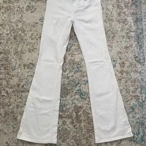 Vita bootcut jeans från Twist and Tango. Använda men i gott skick🤍