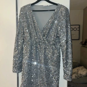 Glitter klänning  - Aldrig använd, bara testad. Säljer då den ej passar min kroppsform. Nypris 500kr, mitt pris 150kr