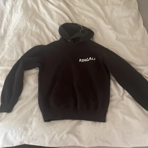 Roscali marcus rolf  - säljer nu min roscali x marcus rolf hoodie då den ej kommer till användning 