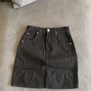 Svart jeanskjol - Jättebra skick!