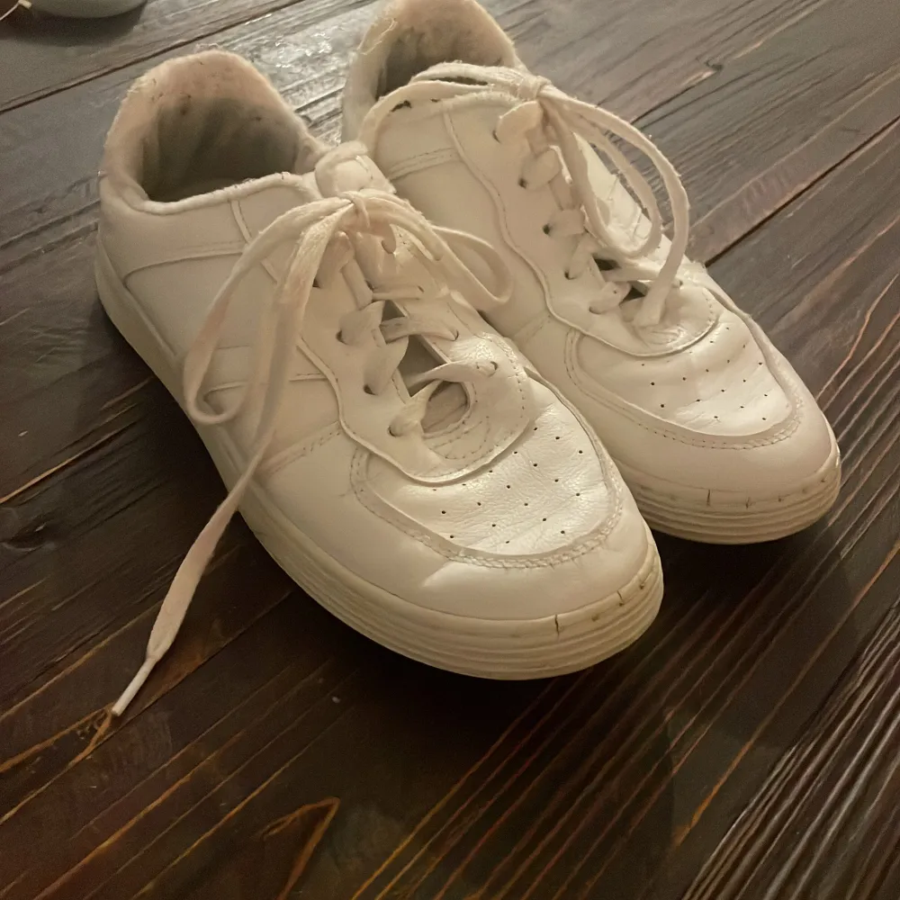 Säljer dessa vita sneakers då dem inte kommer till användning längre. . Skor.