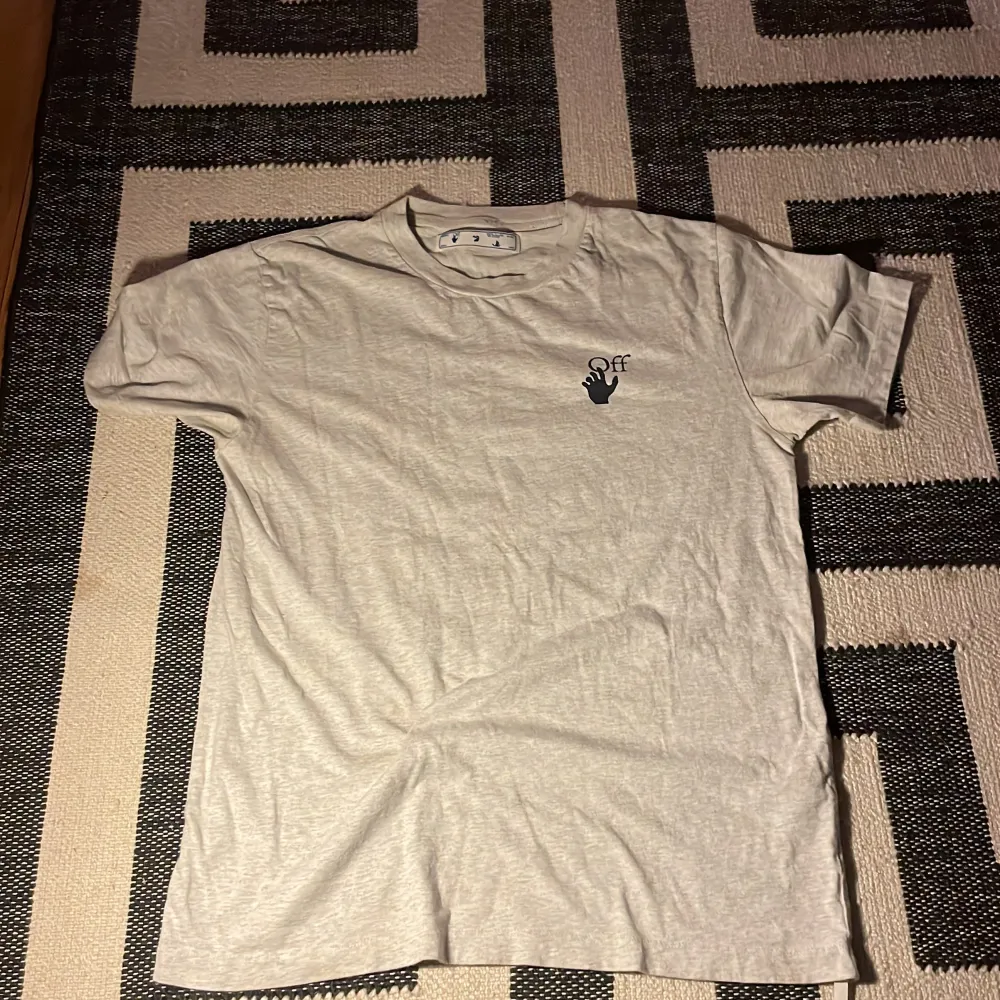 Säljer en snygg grå t-shirt från Off-White med deras ikoniska pilar och handtryck på baksidan. ”Off-white gradient arrows T-Shirt”.     Vill helst bli av me den så priset är flexibelt. Den är i gott skick. Fråga mer eller be om bilder. T-shirts.