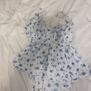 Klädpaket - klädpaketet innehåller 5 tröjor/50kr styck. vill man bara ha en eller två av tröjorna är det bara att skriva så löser vi det!☺️