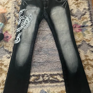 Crazy age jeans - Jättesnygga jeans som liknar crazy age, märket heter crazy. Storleken är xl fast de är väldigt små i storleken skulle säga att de kanske är en 28! Om du är intresserad av några exakta mått så kan du kontakta mig!💗☺️