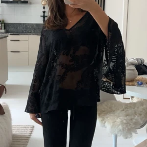 Svart blus - En supersnygg genomskinlig blus med mönster🪵🍂✨