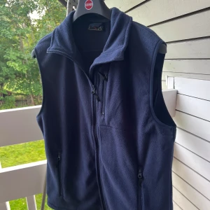 Fleeceväst - Säljer en fleeceväst i nyskick. Storlek M men sitter mer som L. Vet ej märke