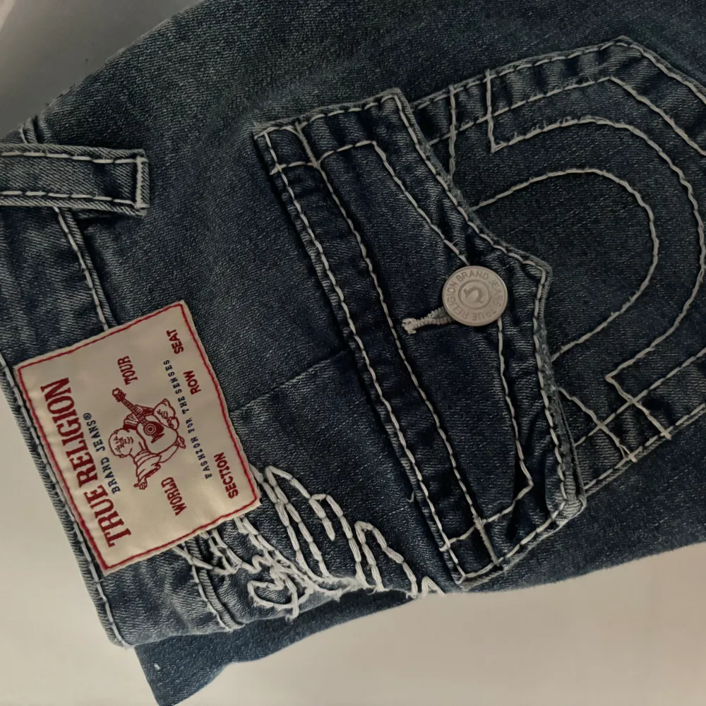 Helt nya true religion jeans endast testade, inga tecken på användning. I storlek 27W💕 Säljer pga för stor storlek, nypris 1599kr🫶🏼 TRUE RELIGION - HORSESHOE WING BIG T FLARE BOHO. Jeans & Byxor.