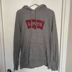 Hoddie - Priset är alltid diskuterbart! Huvtröja från Levis, grå med röda detaljer i storlek M. Den är dock oversized så skulle säga att den sträcker sig till XL. Inte använd mycket så den är i gott skick☺️