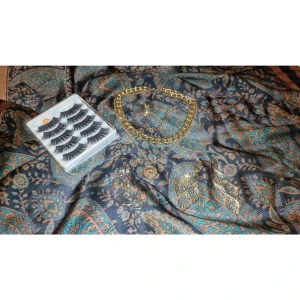 Fransar & Smycken - Fransar: Nya, Volym, ytterst lite lila färg Halsband: Guldfärgad, Ej äkta, bra skick Örhänge blad: Guldfärgad, Nya, Ej äkta  Örhängen face: Guldfärgad, Ej äkta, Nya OBS!! Ingår ett par till örhängen i guld, skickar bild på de då dem ej fick plats.  