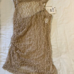 Spetstopp - Helt ny genomskinlig spetstopp från pull and bear😍 Superfin passform med slits i sidan och öppen rygg