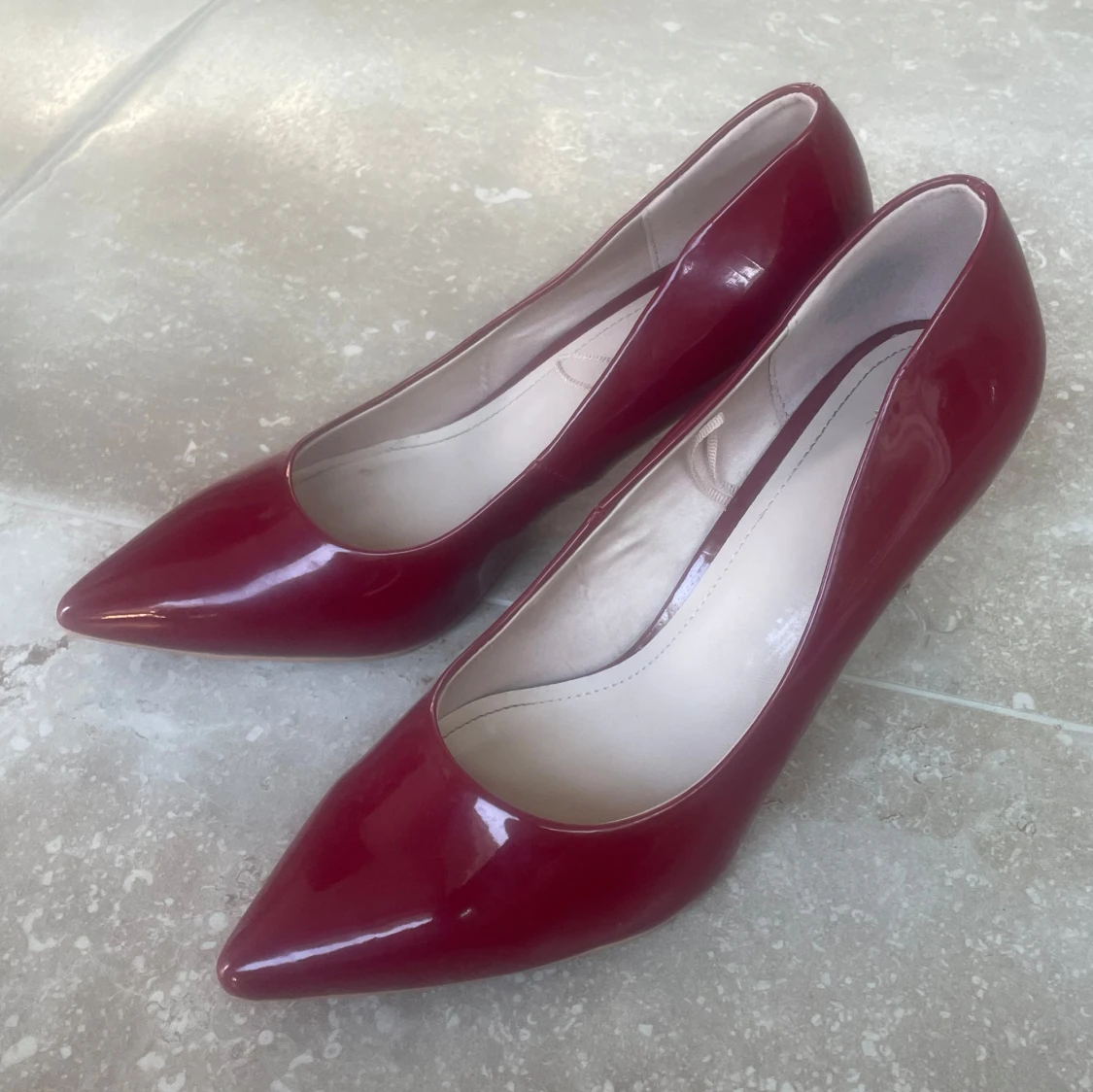 Röda lackpumps med spetsig tå - 90