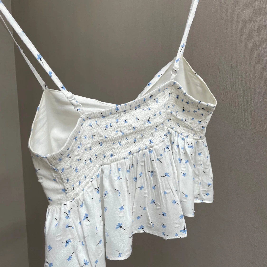 Vit blommig linnetopp med knytning - 91