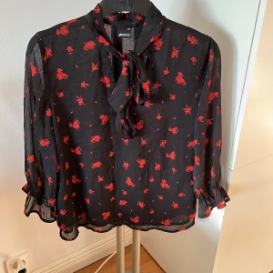Blommig blus - Fin, blommig, tunn blus med knytning framtill från Gina! Lite använd. Ärmarna går ungefär till armvecken. Pris diskuterbart ❤️❤️‍🔥