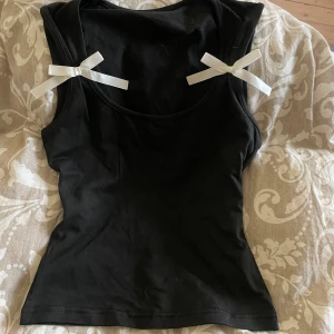 Coquette topp med rosetter - Så fint linne me rosetter