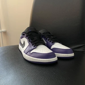 Jordan 1 low - Säljer nu dessa Jordan 1 low då ja it använder dem löngre, skorna är i bra skick knappt använda men man ser cresen på framsidan. Vid frågor eller fundering är d bara o skriva.