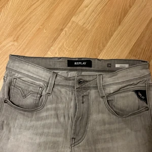 Replay anbass jeans - Ett par replay jeans i modellen ”anbass” skick 9/10. Skulle säga att dem passar dig som har upp till L32 också. Skriv till mig vid frågor eller fler bilder. 