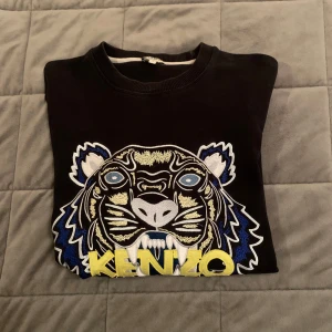 Kenzo tröja - Kenzo tröja i använt skick. Skick 6/10 Storlek S