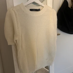 Stickad T-shirt - Super fin T-shirt i stickat material som tyvärr inte kommit eller kommer till användning💘 Tveka inte på att ställa frågor! 💓🩷