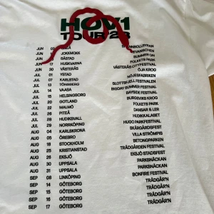 HOV1 MERCH👑👑 - 👑PRIS KAN DISKUTERAS👑FETT najs Hov1 t-shirt från förre årets merch (2023). HELT (!!) oanvänd tröja så den är i sprillans nytt skick!  Storlek: M Säljs för 250kr då den inte går att få tag på något annat sätt. 