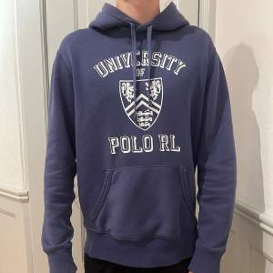 Säljer en snygg Ralph lauren hoodie då den inte kommer till användning längre. Modellen på bilden är 185! 