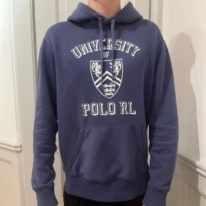 Ralph lauren hoodie - Säljer en snygg Ralph lauren hoodie då den inte kommer till användning längre. Modellen på bilden är 185! 