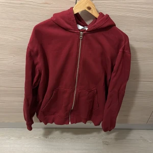 Röd zip hoodie - Säljer en röd zip hoodie i storlek M. Bra skick  Hör av dig om du har en fråga
