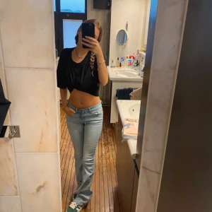 Lager 157 jeans  - Lågmidjade jeans från lager 157, har ne liten fläck men syns knappt eftersom färgen på jeansen är så pass ljus (sista bilden)