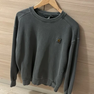 Carharrt sweatshirt - Säljer en grå sweatshirt från Carharrt i storlek S. Bra skick   Hör av dig om du har en fråga