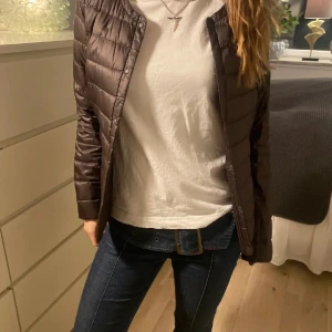 Uniqlo jacka - Säljer denna supernajs jacka från uniqlo i storlek L men sitter som en s/m❤️❤️❤️❤️asnajs till hösten