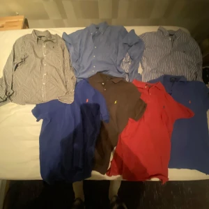 Ralph Lauren piké och skjorta  - Säljer alla dom här. Dom flesta är i M men en piké är  S och En skjorta L om du vill ha mer information om en specifikt plagg så finns det på min profil. Skriv hur många plagg du vill ha så kan vi komma överens om ett pris  