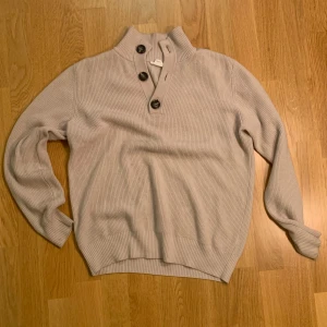 Soft goat tröja beige - Säljer denna tröja från soft goat. Bomull och cashmere blandning. Skick 8/10.