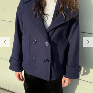 Desginbysi kappa - Säljer nu min designbysi kappa då den inte längre kommer till användning. Den är marinblå och i storlek xs/s. Perfekt nu till hösten/vintern. Nypris 757 kr mitt pris 400 kr 