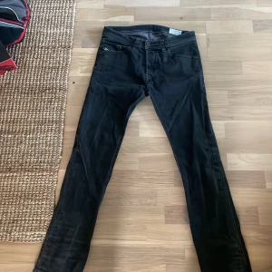 Dieles jeans - Skit snygga diesel jeans som är perfekt nu till hösten o vinter! Dom är köpte för ca ett halvår sen för ca 1600. Jeansen är i perfekt skick utan några fel alls. Bara att skriva om ni har fler frågor. Går självklart ner i pris vid snabb affär!