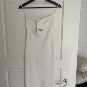 Klänning från Zara - Storlek S men är mer som XS. Aldrig använd då jag tyckte den va lite för liten.